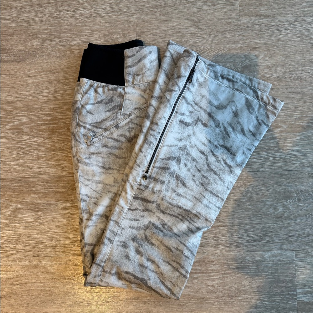 Volcom! Super cute printed (NEW) snowboard pants (XS) high waisted pants